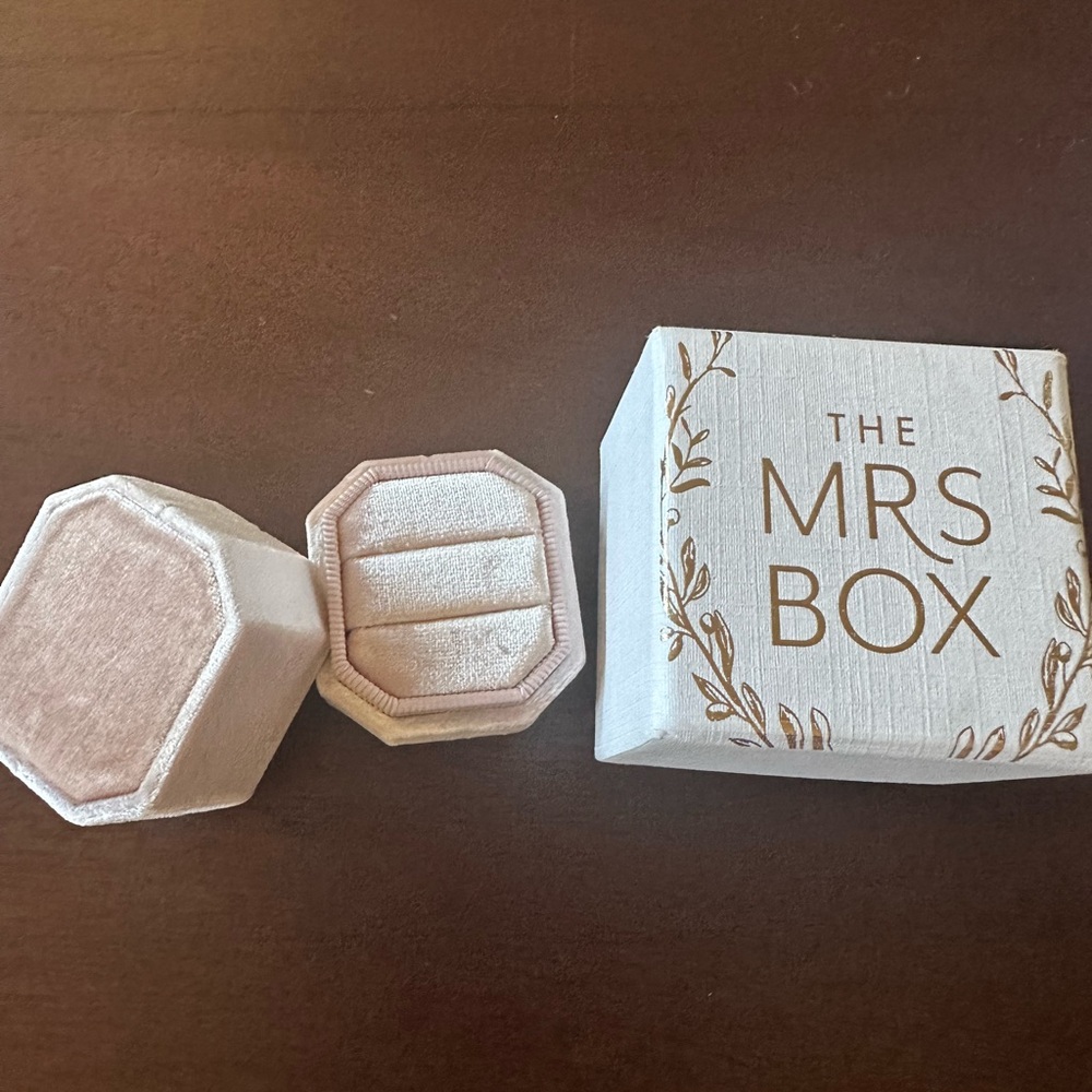The Monroe Bevel Double Ring box